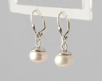 Klassische Perlen-Ohrringe mit weißen Perlen 1